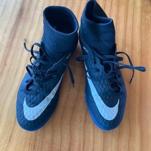 Nike soccer size 7 indoor shoes